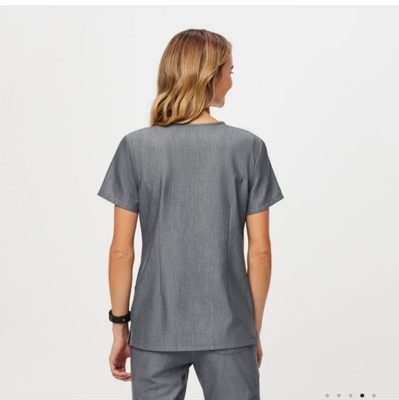 FIGS Casma Three-Pocket Scrub Top in Graphite, sz XS - Picture 5 of 12